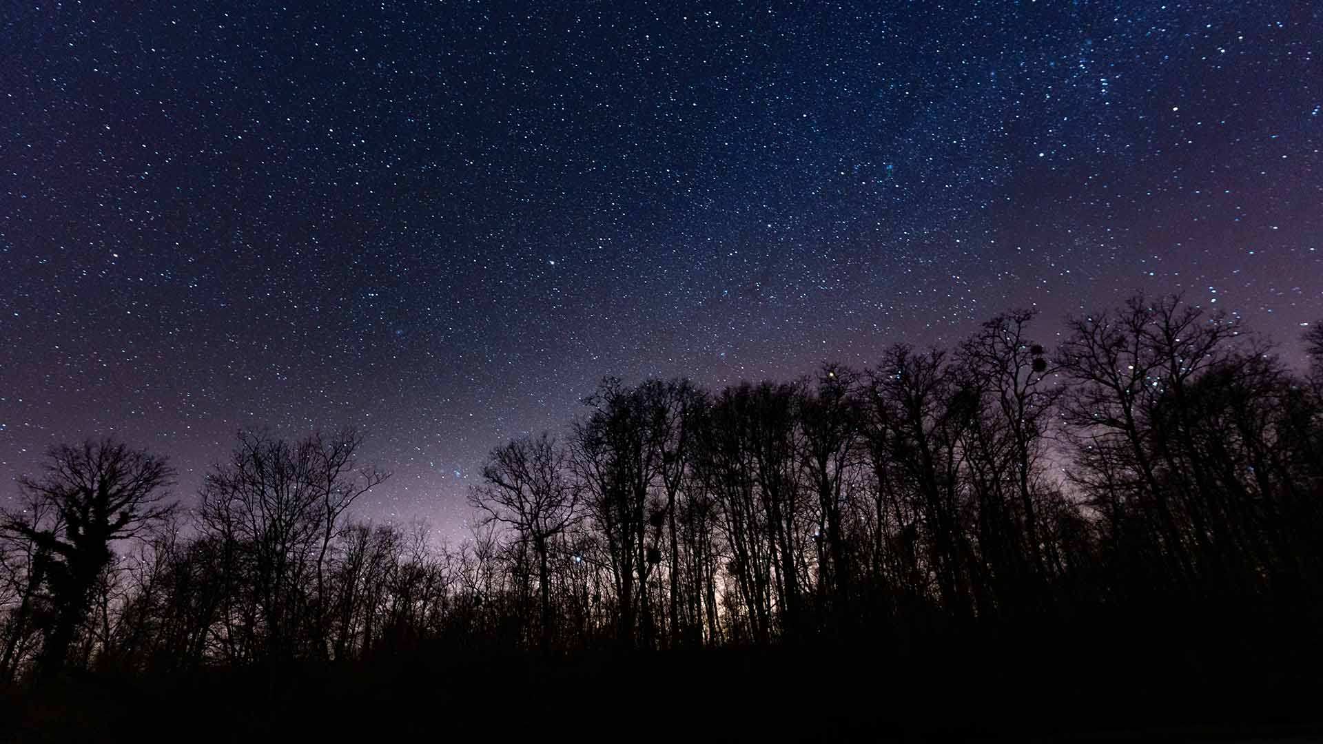 Comment bien dormir la nuit ? Tout sur le sommeil, une photographie de nuit des étoiles par DENADDA