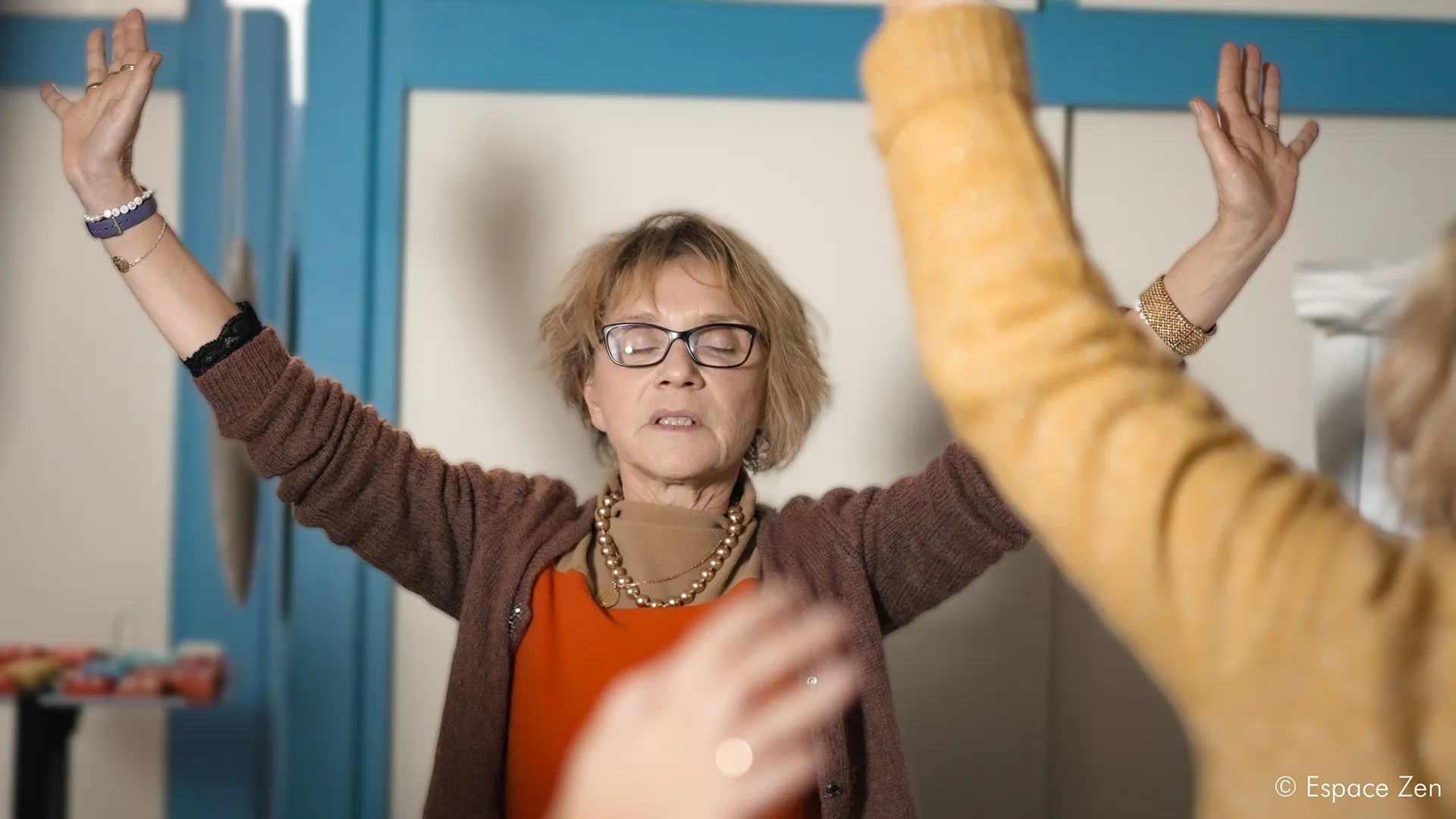 Marie-Claire professeur de sophrologie pratique une séance lors d'un atelier sur la connaissance de soi. Espace Zen